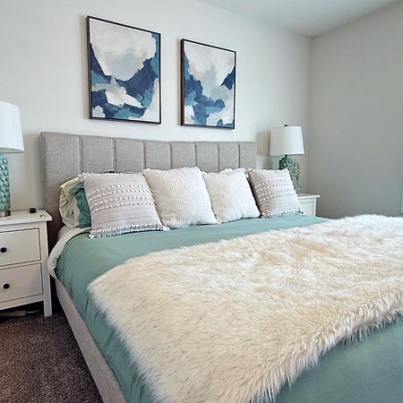 Stylish Home With 3 King Beds,Garage,Disney+ Edmonton Dış mekan fotoğraf